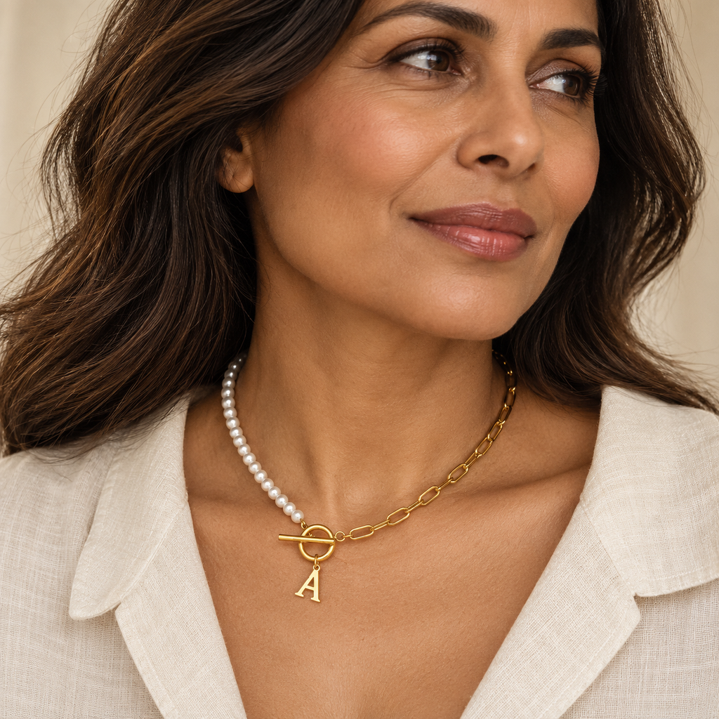 Evelise pearl paperclip chain A necklace on a woman