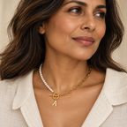 Evelise pearl paperclip chain A necklace on a woman